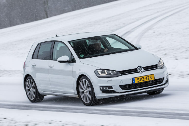 Test zimních pneumatik Auto Express 2025 (225/45 R17)